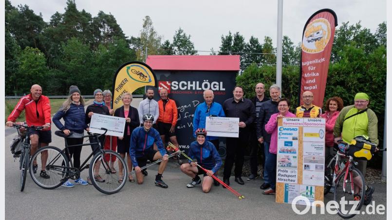 Trotz widriger Wetterbedingungen war der „16. Pirker Kreisel“ ein Erfolg. 156 Teilnehmer ersportelten dank der Sponsoren und einer Spende 4000 Euro. Den Scheck übergaben Kreisel-Gründer Josef Böller (Achter von rechts) und Stefan Schlögl (Siebter von rechts) an Professor Dieter Dausch (Fünfter von rechts), den Africa-Luz-Vorsitzenden. Bild: u