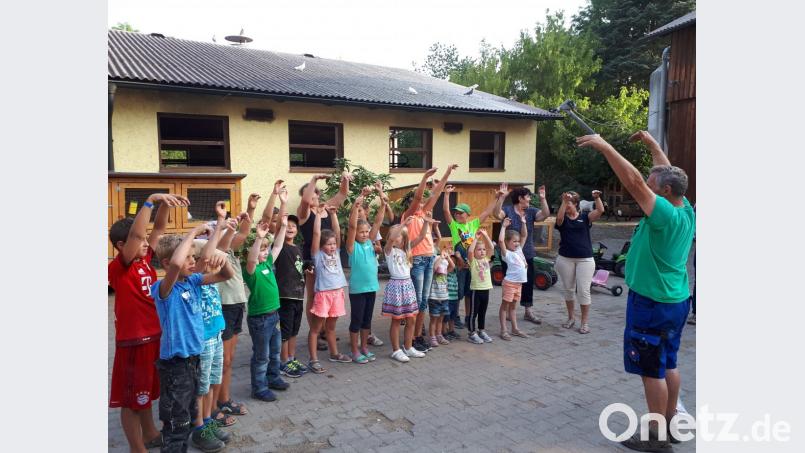 "Lockerungsübungen", bevor es zum nächsten Programmpunkt überging: "Bauer Fritz" versteht es vortrefflich, mit Kindern umzugehen und sie zu begeistern. Bild: mng