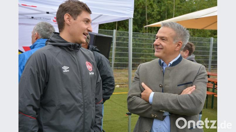 Club-Nachwuchstrainer Peter Prechtl (links) im Gespräch mit Bürgermeister Roland Grillmeier. Prechtl war es zu verdanken, dass dieses Turnier in Steinmühle stattfand. Bild: jr
