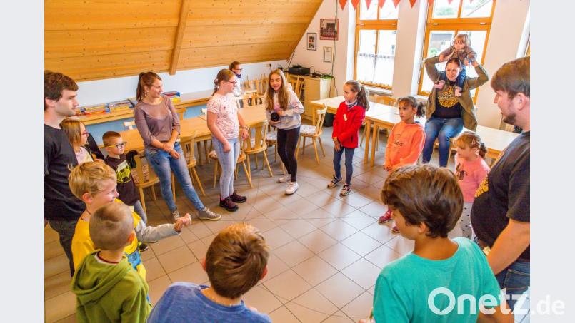 Sich gegenseitig einen Wollknäuel zuzuwerfen, ist das klassische Kennenlernspiel. Bild: sml