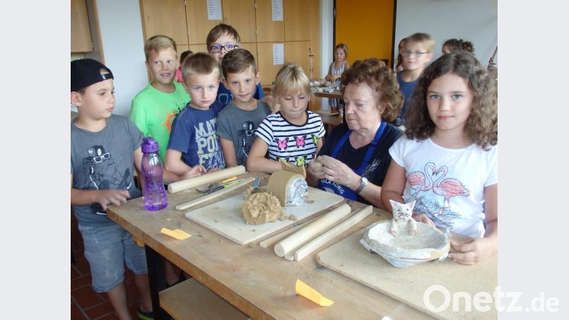 Kursleiterin Ursula König (Zweite von rechts) hilft mit Tricks und Tipps. Bild: wrt