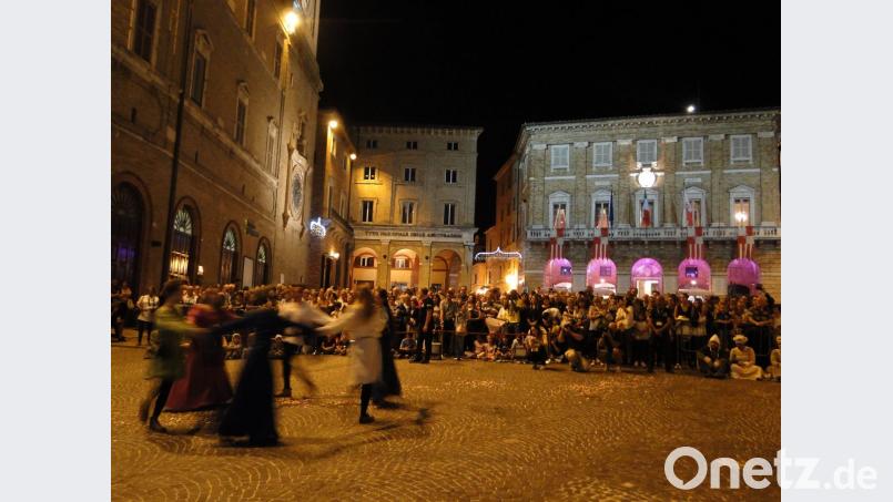 Ritter kämpften, Burgfräulein tanzten, Trommler zogen durch die Altstadt: Auf der Piazza della Libertà erinnerte Macerata an die Verleihung der Stadtrechte 1138. Zum ersten Mal erinnerte die italienische Stadt mit einer Feier an den Zusammenschluss zweier Siedlungen, die mit Erlaubnis der Kirche zur Stadt wurden. Bei dem Spektakel vergangene Woche waren auch Delegationen aus den Partnerstädten Weiden, Issy-les-Moulineaux und Floriana auf Malta mit dabei. Maceratas Geschichte habe auch mit Europa zu tun, sagte Bürgermeister Romano Carancini in seiner Ansprache. Um Europa ging es am nächsten Tag in zwei Konferenzen. Bild: esa
