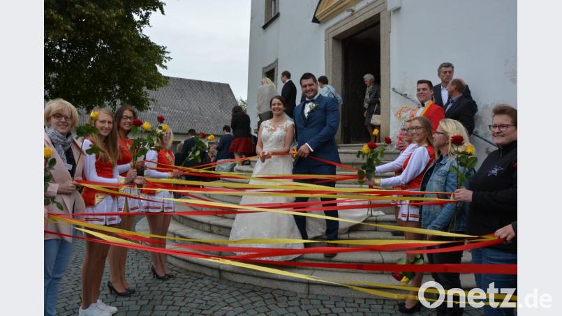 Christina Neudert und Michael Pröls schlossen am Samstag in der Leonberger Pfarrkirche den kirchlichen Bund fürs Leben. Ein Spalier mit bunten Bändern bildeten Mitglieder der Faschingsgilde Marktredwitz-Dörflas. Bild: jr