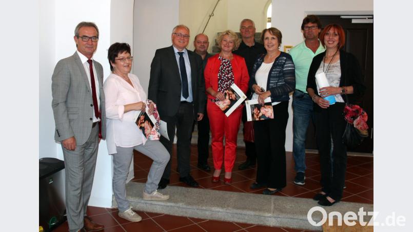 Staatssekretärin Rita Hagl-Kehl (ganz in rot) besuchte auf Einladung von SPD-Landtagskandidatin Jutta Deiml (rechts) das ZBFS in Kemnath. Bild: stg