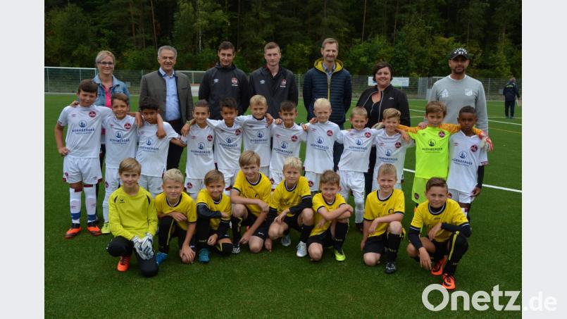 Sie bestritten das Eröffnungsspiel des Turniers: der SV Steinmühle (hockend) und der Nachwuchs des Bundesligisten 1. FC Nürnberg. Die Steinmühler kämpften verbissen, unterlagen aber mit 0:2. Mit im Bild Trainer, Betreuer und Offizielle. Bild: jr