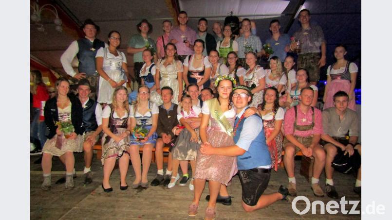 20 Paare tanzen in Welluck den Kirwabaum aus. Das Rennen machen (vorne) Corinna Kraus und Florian Geyer. Bild: sck