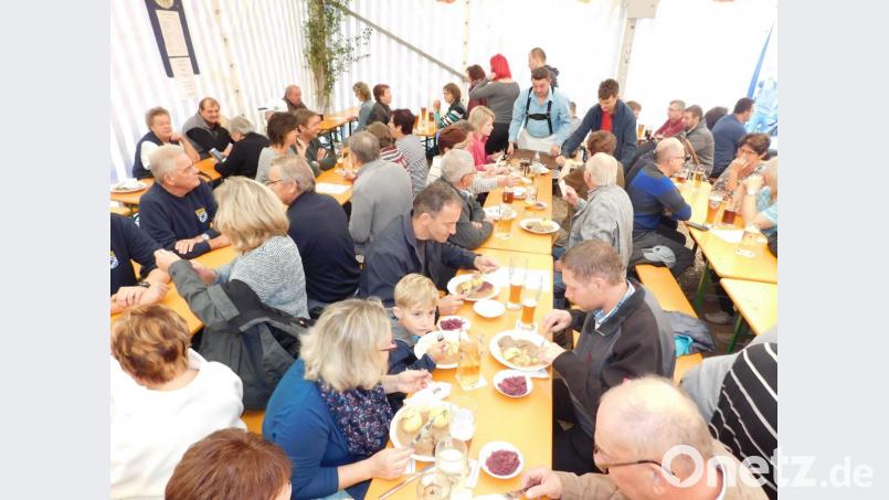Die Gäste lassen sich die Kerwa-Schmankerl schmecken. Bild: hai