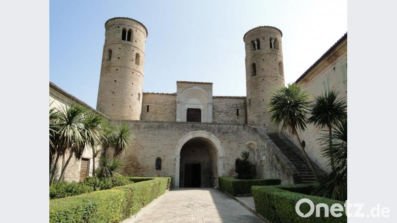 Fast symmetrisch: Die Kirche San Claudio al Chienti. Bild: esa