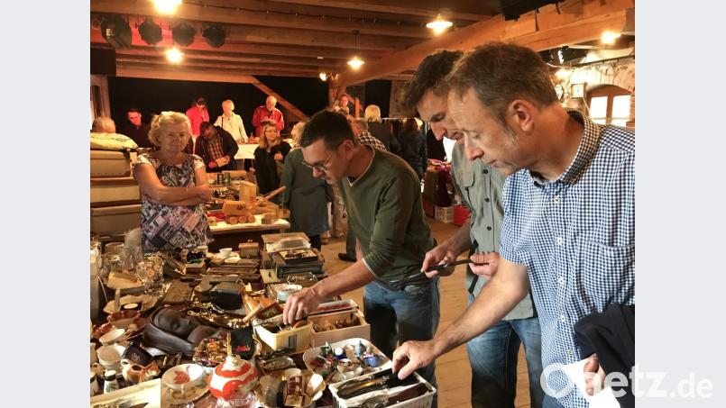 Unglaublich, was man alles brauchen kann, wenn man es erst einmal vor sich liegen sieht. Auch Schafferhof-Chef Reinhard Fütterer (rechts) kramt im Angebot. Bild: eig