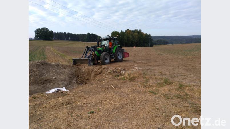 Mit dem Kommunaltraktor wird die neue Kanalleitung verfüllt. Sie soll künftig die Keller der Pfaffenreuther vor Wasserschäden schützen. Bild: arw