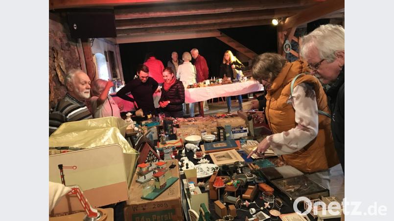 Die einen schwelgen in Erinnerungen, die anderen schütteln ungläubig den Kopf über bisher nie Gesehenes beim Antik- und Trödelmarkt auf dem Schafferhof. Bild: eig