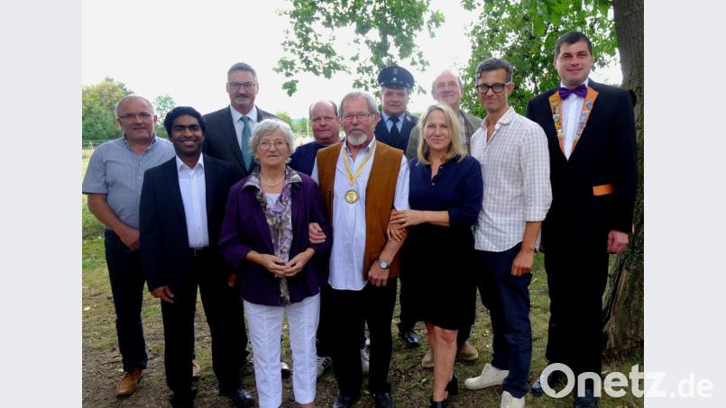 Josef Holmer (Mitte) mit Gattin Marlene (links daneben) und Sohn Robert (links dahinter) sowie Tochter Sonja ( rechts, mit Schwiegersohn Thomas). Pfarrvikar Joseph Kokkoth überbrachte die Glückwünsche für die Pfarrei und Bürgermeister Hans Prechtl für die Gemeinde Stulln (Zweiter und Dritter von links). Auch Vertreter der örtlichen Vereine Gartenbau- und Verschönerungsverein, Feuerwehr, TSV und Faschingsgesellschaft gratulierten. Bild: ohr