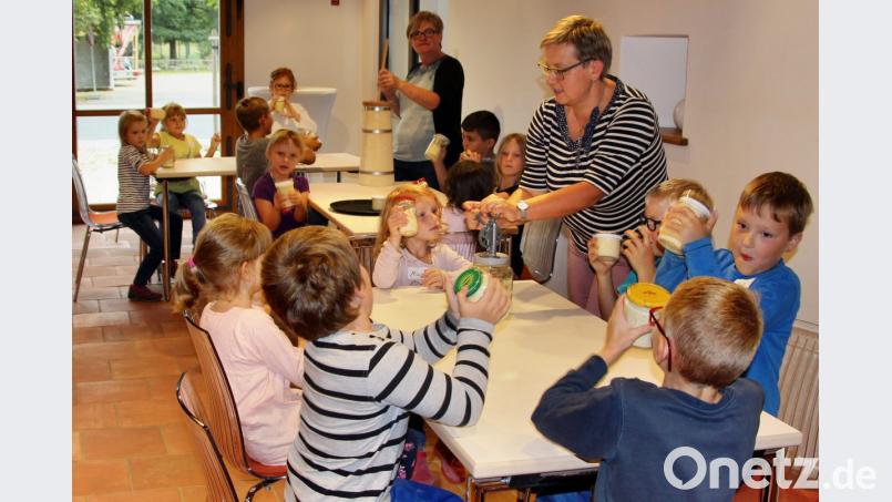 Ausdauer ist gefragt beim Stampfen, Drehen und vor allem Schütteln, um aus dem Rahm Butter zu gewinnen. Bild: ds