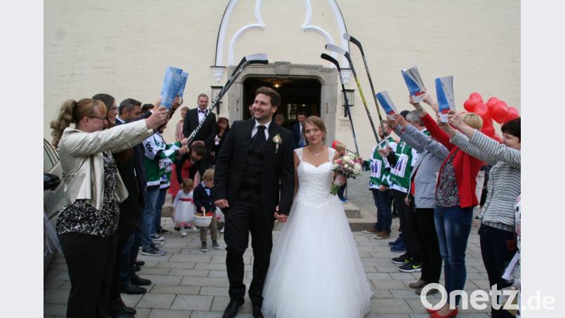 Freunde und Arbeitskollegen überraschen Robert Rupprecht und Janine Thoma mit einem Spalier. Bild: fpoz