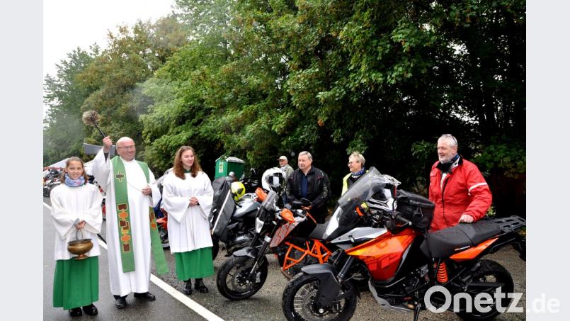 Pfarrer Wilhelm Bauer schritt die Motorräder ab, hinter jedem der Fahrer, und segne beide für eine allseits sichere Fahrt auf allen Wegen. Bild: es