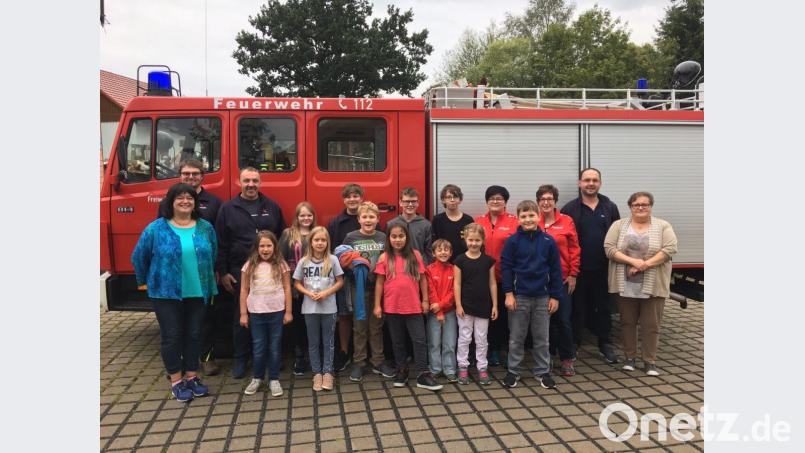 Kinderbesuch bei der Feuerwehr Hermannsreuth. Zweite Bürgermeisterin Heidi Philipp lobte die Nachwuchskräfte für ihr Engagement. Bild: soj