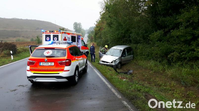 Das Auto eines Landkreisbewohners landet am Dienstagmorgen im Graben. Bild: blm