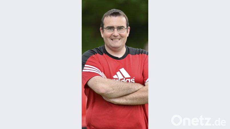 Bernhard Müller kennt alle Seiten des Fußballs: Früher war er Torwart bei der DJK Ensdorf (Jugend) und dem SV Haselbach, jetzt trainiert er beim TSV Theuern die Landesliga-Fußballerinnen, ist Abteilungsleiter für Mädchen- und Frauenfußball in Haselbach und aktiver Schiedsrichter. Der 35-jährige Bankfachwirt arbeitet in Neumarkt und wohnt in Thanheim bei Ensdorf. Bild: Hubert Ziegler