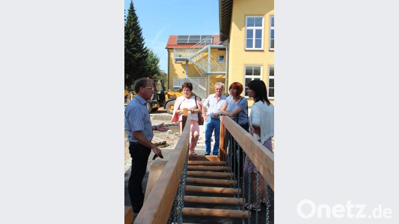 Bürgermeister Werner Walberer (links) erläutert am Pressather Vereinshaus der SPD-Landtagskandidatin Jutta Deiml (Zweite von rechts) sowie der Bezirkstagskandidatin Brigitte Scharf (Zweite von links) die Sanierungsmaßnahmen. Bild: stg