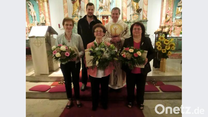 Chorleiter Roland Nitzbon und Pfarrer Werner Sulzer (hinten, von links) ehren (vorne, von links) Margarete Eichhammer für 35 Jahre, Rita Weigert für 65 Jahre und Marianne Scheibinger für 30 Jahre Mitgliedschaft im Kirchenchor. Bild: bjo