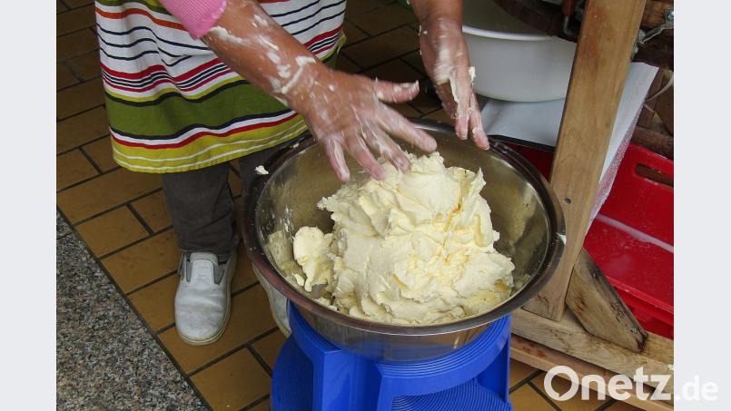 Fleißige Frauenhände bereiten die Butter vor, die beim Bauerntag auf Brot oder zu Erdäpfeln heiß begehrt ist. Bild: sck