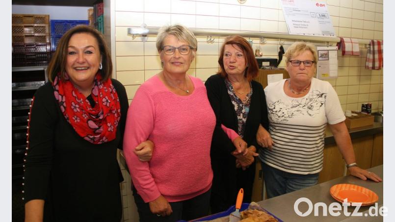 Nicole Fürst, Resi Kreger, Mila Braun und Anni Riedl (von links) hatten gebacken und packten am Sonntagnachmittag fleißig zu, damit aus dem „Tag der offenen Tafeltür“ auch ein Erfolg wurde. Bild: wro