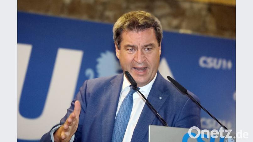 Plädierte für Respekt vor der älteren Generation, für Unterstützung der Familien und für Erhalt der kulturellen Werte des Landes: Bayerns Ministerpräsident Markus Söder bei seiner Rede in Guteneck. Bild: Götz