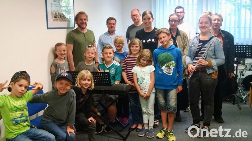Die Kindertagesstätte „St. Joseph“ besucht mit den Grundschul-Hortkindern die Musikschule. Erzieherin Marina Poß (stehend, Vierte von links) hat die Visite eingefädelt. Bild: kwl