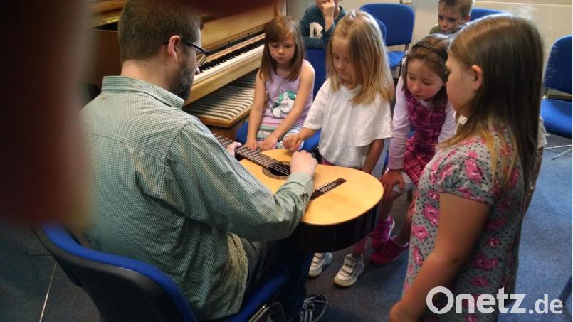 Anschaulich erklärt Musiklehrer Robert Hösl die Klangfarben und Zupftechniken bei der Gitarre. Bild: kwl