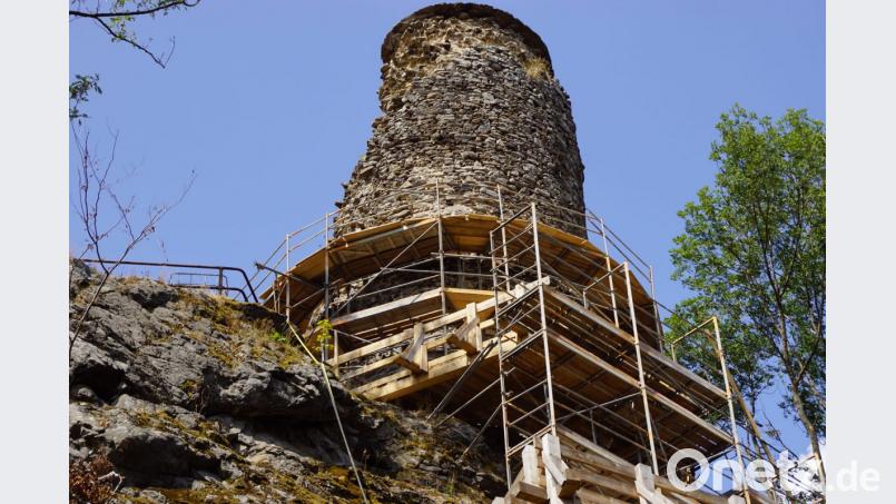 Ab dem Gerüst am Granitfelsen ist die Arbeitsplattform um den Bergfried errichtet. Bild: mmj
