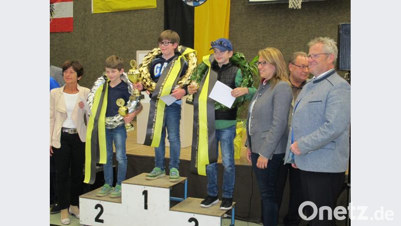 Stilgerechte Kränze in Grün, Silber oder Gold und goldene Pokale sind der Lohn für die Kinder. Bild: wlr
