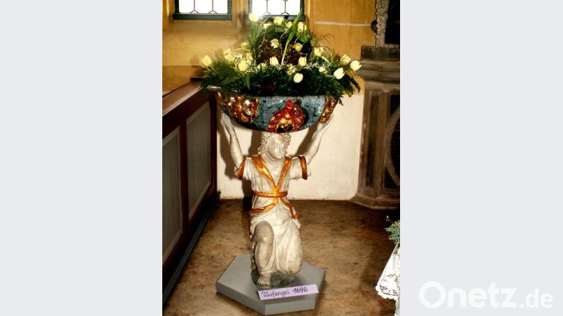 1696 stiftet Philipp Caspar Pfannenstiel den Taufengel im Altarraum des evangelischen Gotteshauses St. Katharina in Strössendorf/Altenkunstadt. Aus dem Jahr 1728 stammt die ebenfalls von Pfannenstiel gestiftete Taufschale aus Zinn. Bild: Rainer Christoph