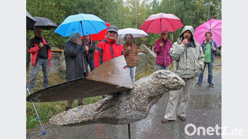 Bunte Schirme und fröhliche Menschen bestimmten am Freitag trotz Dauerregen das Bild im Plattenberg-Steinbruch. Rund 50 Gäste sahen sich auf dem Gelände um und ließen sich die geschaffene Granit-Kunst vorstellen. Bild: nm