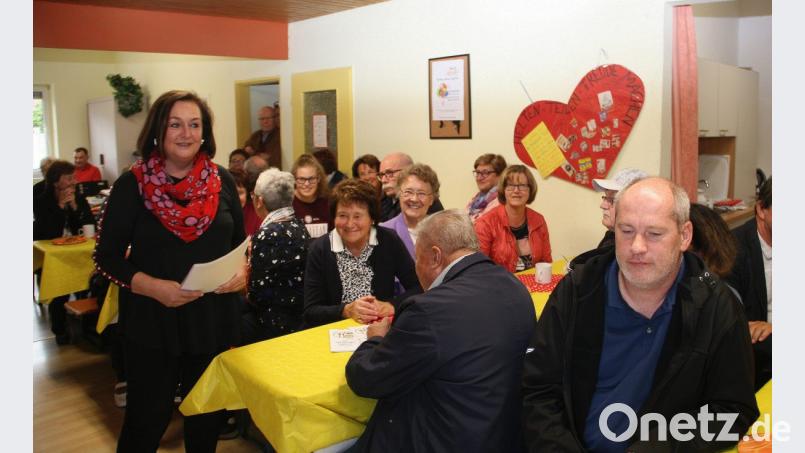 Das Interesse am „Tag der offenen Tafeltür“ war groß. Darüber freute sich Vorsitzende Nicole Fürst (links), die einen kurzen Abriss über die Arbeit in der Einrichtung gab. Bild: wro