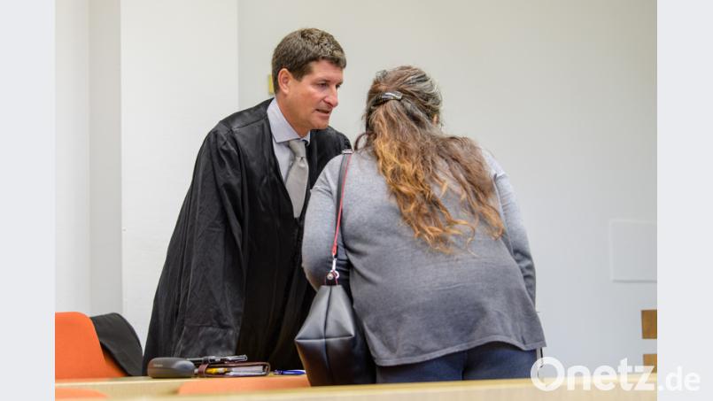Die wegen Drogenhandels angeklagte Frau unterhält sich vor Prozessbeginn in einem Gerichtssaal vom Landgericht mit ihrem Rechtsanwalt Florian Wurtinger. Bild: Matthias Balk/dpa