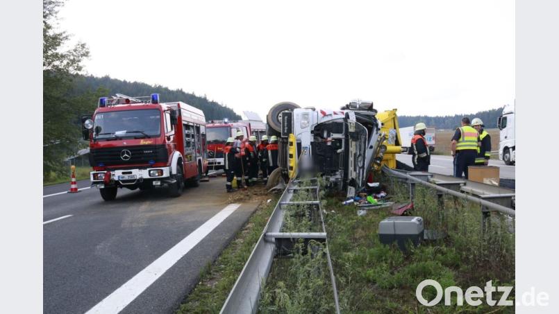 Der Lkw landete auf der Mittelleitplanke. Bild: jma