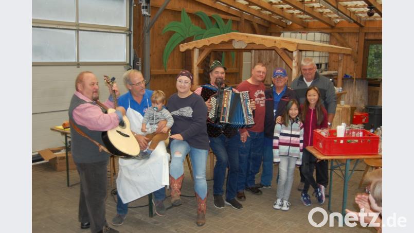Nach dem Motto, alles was bleibt, ist Erinnerung, ein kleiner Ausschnitt vom gelungenen Barbecue in Dießfurt. Bbubi Voit, Sgt. Maj. Michael Sutterfield, Clubpräsident Walter Brunner, FC-Dießfurt-Vorsitzender und Hausherr Norbert Flessa, Sophie und Laura Rubner. Bild: az