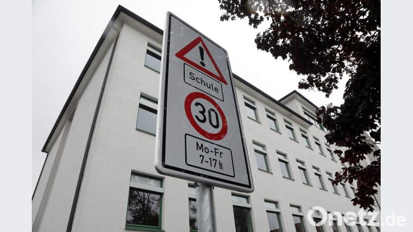 Hier nur Tempo 30: Auch vor dem Gregor-Mendel-Gymnasium ist ein Hinweisschild in den vergangenen Tagen aufgestellt worden. Bild: Wolfgang Steinbacher