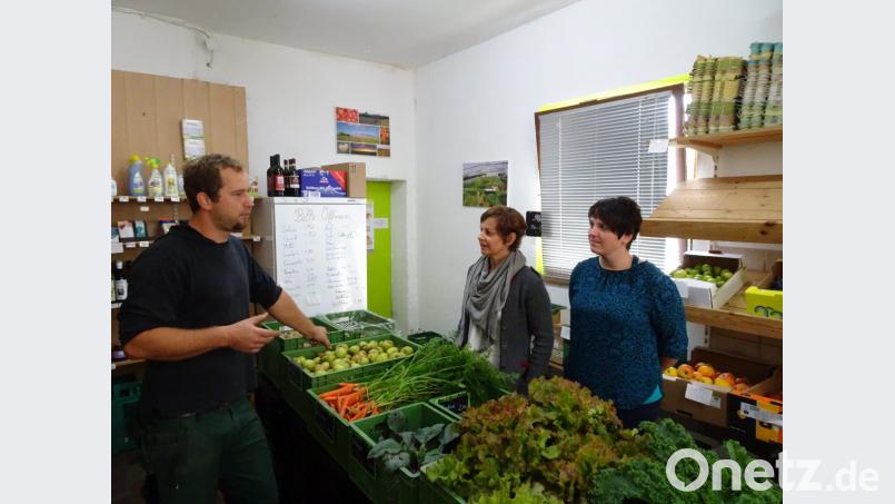 Bio-Gärtner Simon Rauch diskutiert mit der Grünen-Landesvorsitzenden Sigi Hagl (Mitte) und Landtagskandidatin Anna Toman über sein landwirtschaftliches Konzept. Bild: rti
