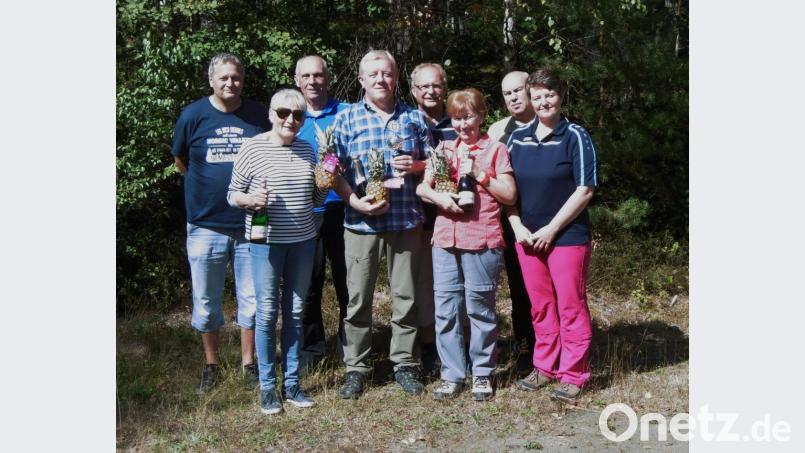 Das Bild zeigt, neben den Trainern, den „Waldmeister des Jahres“ Hans Ziegler (in der Mitte, mit Pokal), links neben ihm die zweite Siegerin Sieglinde Dutke und rechts neben ihm dritte Siegerin Elisabeth Malek. Bild: exb