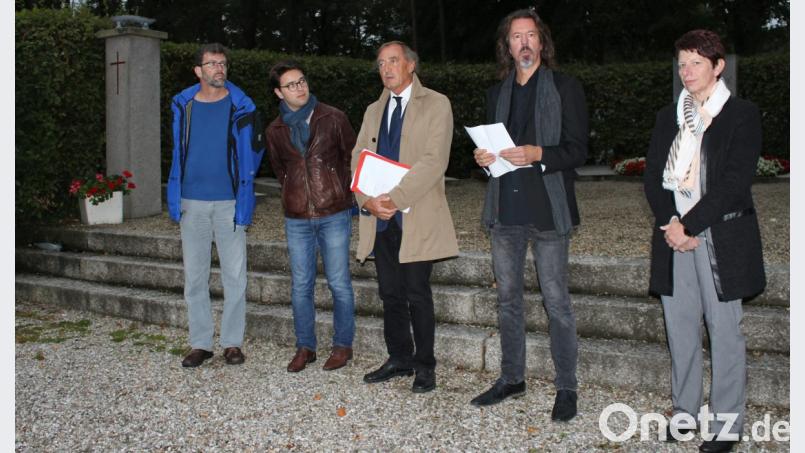 Sie erinnerten auf dem KZ-Friedhof am Plattenberg in Neunburg an die Grauen des Zweiten Weltkriegs: (von rechts) Zweite Bürgermeisterin Margit Reichl, Pfarrer Arne Langbein, MdL Franz Schindler und Willi Rester. Bild: pko