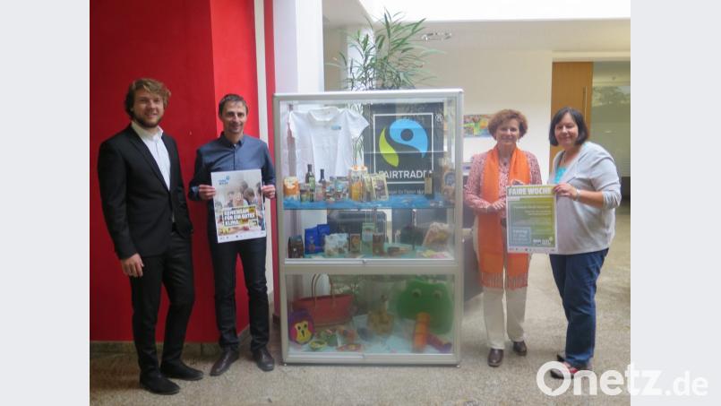 Elke Burger, Birgit Perkams, Markus Dötterl und Peter Ferber (von rechts) bei der Vitrine mit Fairtrade-Artikeln in der Kemnather Sparkasse. Bild: jzk