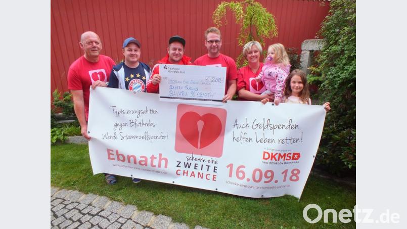 Jim Krämer und Alexander Plannerer übergaben an die Organisatoren der Typisierungsaktion eine Spende von 200 Euro. Bild: soj
