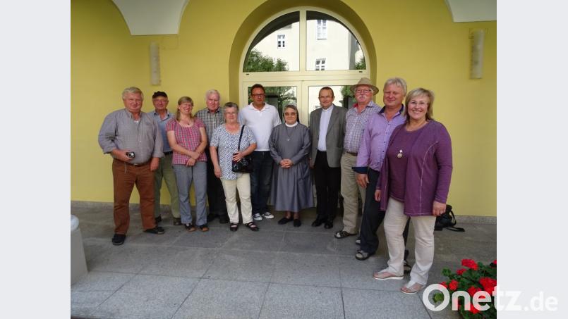 Zum Abschluss des Besuches wurde ein Gruppenfoto mit Pfarrer Joseph Csiby und Generaloberin Schwester Jacobi gemacht. Bild: rkp
