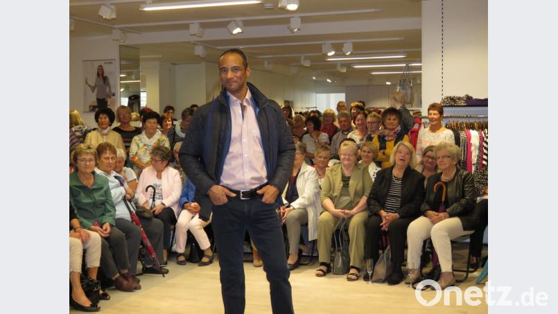 Model Toni präsentiert sich mit lässigen Kapuzen-Shirts, Jeans und bügelfreien Hemden. Bild: ubb