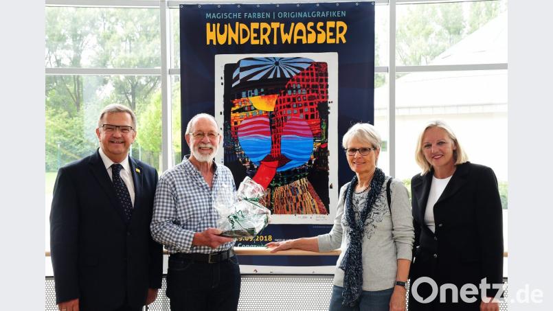Manfred Janssen (Zweiter von links) war der 10 000. Besucher der Hundertwasser-Ausstellung. Bürgermeister Martin Preuß, Ehefrau Waltraud Janssen und ACC-Geschäftsführerin Petra Strobl (von links) freuten sich mit dem Glückskind. Bild: Petra Hartl