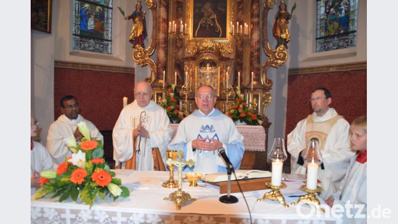 Den Familiengottesdienst zelebrierten (von links) Pfarrvikar Madanu (PG Vilseck-Schlicht-Sorghof) Ruhestandspfarrer Konrad Kummer (Ehenfeld), Festprediger Regionaldekan Ludwig Gradl sowie Pfarrvikar Christian Preitschaft (PG Hahnbach-Gebenbach-Ursulapoppenricht). Bild: swo