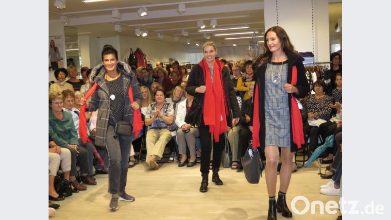 Die drei weiblichen Models präsentierten Mode in unterschiedlichen Größen, was den weiblichen Gästen bestens gefiel. Bild: ubb