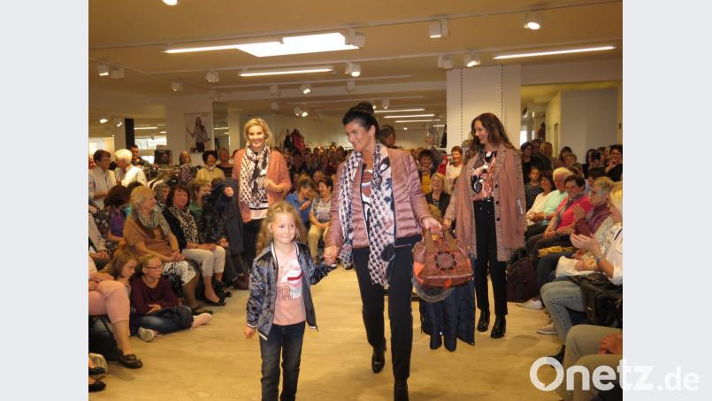Bei jedem Durchgang zeigten die Models das gesamte Outfit von der Jacke bis zu den Schuhen. Bild: ubb