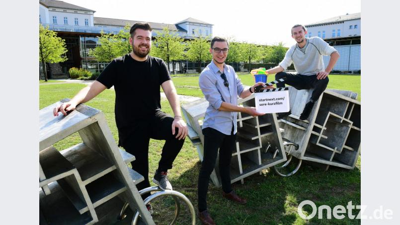 Die OTH-Studenten Sebastian Neumaier (von links), Raphael Gruber und David Holzinger gehen einen innovativen Weg in der Filmbranche: Ihr etwa zwölfminütiges Werk lässt sich auf zwei verschiedene Arten verstehen und interpretieren. Bild: Petra Hartl